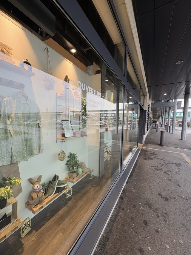 Grande vitrine de boutique de prêt-à-porter avec sa vitrine décorée, sans traces