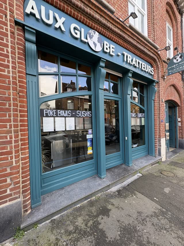 Devanture bleue d'un traiteur en centre-ville, vitrages et boiseries nettoyés