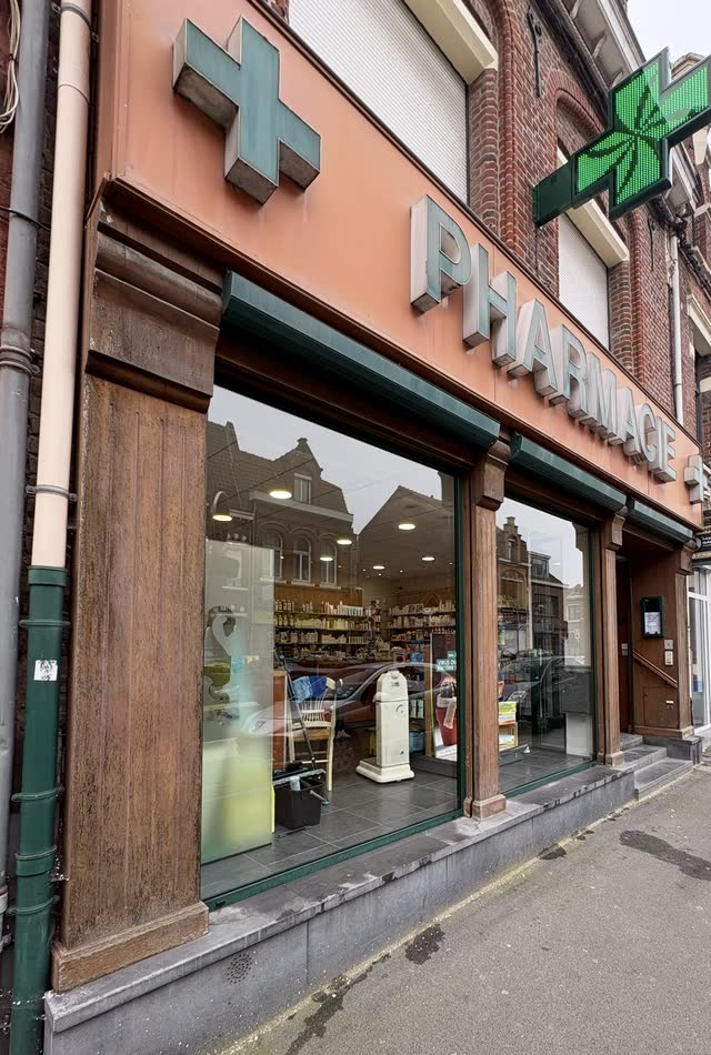 Vitrine d'une pharmacie de centre-ville après nettoyage des vitres et des encadrements