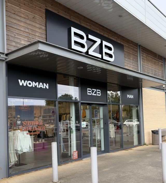Façade vitrée d'une enseigne de prêt-à-porter en zone commerciale