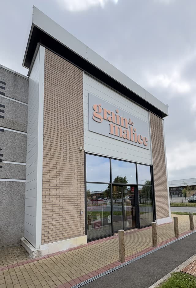Façade vitrée toute hauteur d'un magasin en zone commerciale